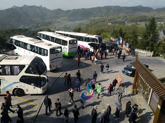 “清明"小长假 杨梅古寨人气爆棚
