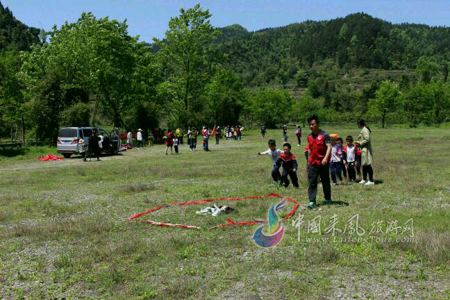 “欢乐在春天的阳光里”湖北交投咸丰(和美幼儿园)携手开拓者亲子教育中心在杨梅古寨景区开展户外亲子拓展活动