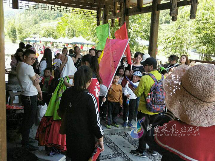 “欢乐在春天的阳光里”湖北交投咸丰(和美幼儿园)携手开拓者亲子教育中心在杨梅古寨景区开展户外亲子拓展活动